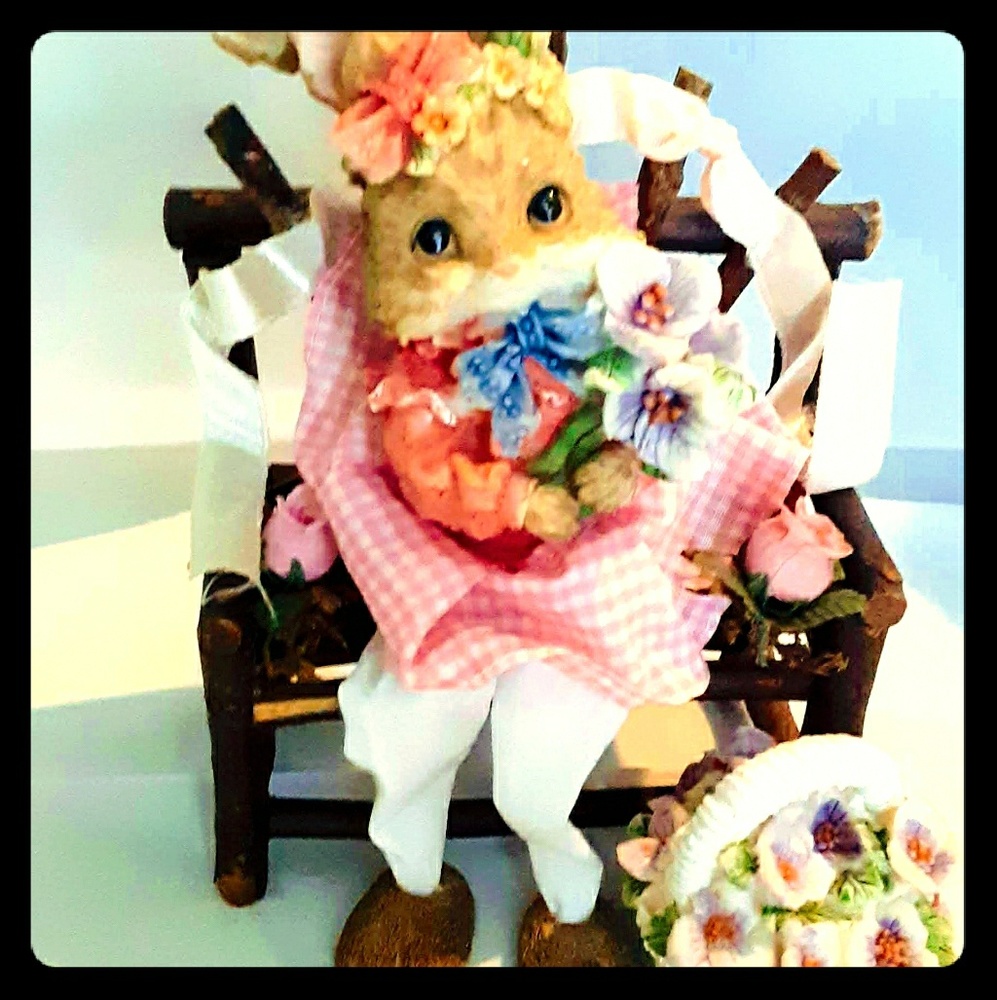 RABBIT SHELF SITTER HANGING LEGS